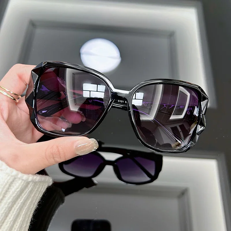 Designer Sunglasses - แว่นกันแดดวินเทจทรงโอเวอร์ไซส์สำหรับผู้หญิง แบรนด์ดัง กรอบใหญ่ สไตล์เรโทร แว่นกันแดดแฟชั่นผู้หญิง แว่นกราเดียนต์สีดำ